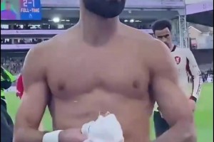 “臥底”實(shí)錘了??！薩拉赫賽后大度把球衣給了水晶宮小球迷