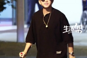 鄧超深夜拄拐下車和等待許久的粉絲互動(dòng)聊天。粉絲：不許打籃球了