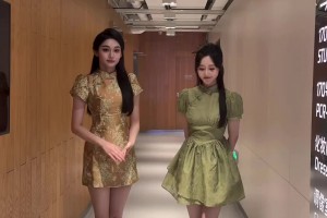 你更喜歡誰呢？美女主播婧雯和果果一塊尬舞：今天不是一個人哦~